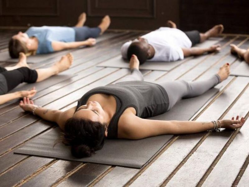 8 phút yoga cho giấc ngủ ngon