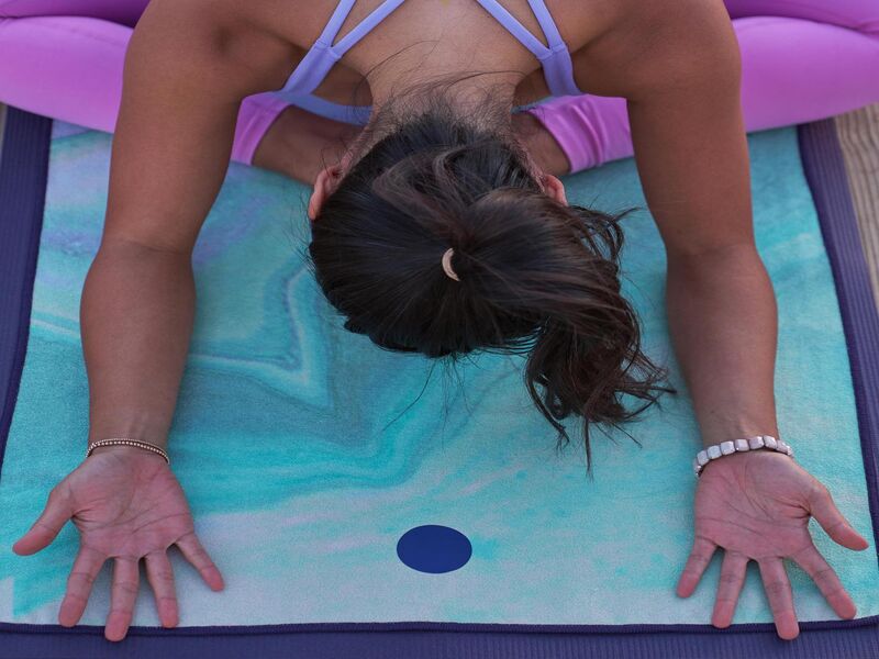 cách dùng khăn trải thảm yoga